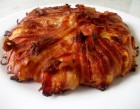 Baconos csirketorta-A ropogósra sült bacon és sonka, az olvadt sajt, és a csirke mind-mind összeillenek, kitűnő párost alkotnak.