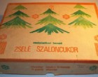 Volt olyan valaki, aki nem szerette ezt a zselés szaloncukrot? ... :) ... és akad egyáltalán olyan valaki, aki nem ilyen dobozban tartja a karácsonyi díszeket a mai napig? :) Anyuék mindig jó előre megvették és eldugták a szekrényben. Na persze hát ugyan melyik gyerek az, aki nem tudja kikutatni az eldugott dolgokat? :) Persze mikor eljött az ideje a szaloncukor kötözésnek, akkor már jóval kevesebb jutott a fára a nagyja a pocimban volt :) Nyomj egy lájkot, ha Te is szeretted! :)