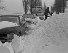 Amikor tényleg esett a hó... Ilyen volt 1987 - ben egy hóesés és érdekes mégsem volt világvége. Még a házból is alig tudtunk kijönni én például 3 napig iskolába sem mentem :) De szánkózni azt igen. Ez az az időszak volt, amikor még nem sírtunk - ríttunk sms - ben egymásnak, hogy nem tudunk tovább menni az autóval, jöttek a katonák és kimentettek. Amikor még nem posztolta senki, hogy úristen ilyen - olyan fokú a riasztás. Mi gyerekek még ennek is örültünk és Anyuék is, mert jókat szánkóztunk és hógolyóztunk. Teljesen kipirult az arcunk, csípte a hideg, de a csősapka fantasztikus volt ilyenkor. Egyébként nem rajongtam érte. Érdekes még a buszok is közlekedtek... Meg mi emberek is :) Nyomj egy lájkot, ha emlékszel! :)