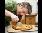 Nem kell drága pénzért rendelni!Jamie Oliver 3 perc alatt bemutatja, hogyan készíts gyorsan ízletes pizzatésztát - videóval