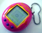 Jajjjj mindannyiunk gyerekkorának megrontóját láthatjátok. Ő itt Tamagotchi kérem szépen. Szóval ő a bűnös, hogy leromlottak a jegyeim, hogy nem figyeltem órán. kb. az egész olyan volt mintha lett volna egy kulcstartó nagyságú gyerekünk. Aztán nem beszélve arról, hogy még el is temettük őket te jó ég! :D Te is függő voltál tőle anno?