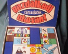 Kezeket fel, aki ilyen társasjátékkal gazdálkodott okosan gyerekként! Nekem a korábbi változat volt meg. Olyan hatvanas kiadású, ott azért még 30.000 volt egy lakás :D De a kocsma mező, az italos mező ott is klasszisokkal drágább volt, mint bármelyik másik. A mai napig szívesen játszom egy - egy csekély 3 órás gazdálkodj okosant. Akár a régebbit, akár ezt a régebbit, amit itt láttok. Jó móka még mindig. Szerintem 100 éves korig simán belefér. Ti szoktatok még társasozni?