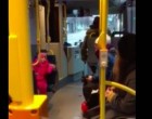 A kislány karácsonyi dalt éneke a buszban – ekkor a sofőr minden utast meglep