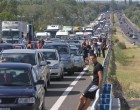 M1-es autópályán 7 - km-es a torlódás és közel 30-35 perces a menetidő növekedés.