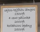 Karácsonyi vásáron voltunk, és megéheztünk, de ahogy megláttuk az árakat, elment az étvágyunk.