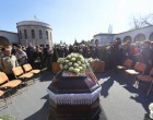 Ebben a percben vesznek végső búcsút Koós Jánostól. Friss fotók a temetésről