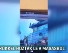 Felvette a térfigyelő kamera, ahogy visszarántják a leugrani készülő kecskeméti férfit