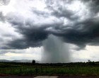 Fülsiketítő Égzengéssel, 70 km /órás széllel, hatalmas FELHŐSZAKADÁSSAL, cikázó villámokkal és JÉGESŐVEL csap le a vihar pár órán belül!!! >> ITT a lista – ezekre a megyékre már kiadták a figyelmeztetést :