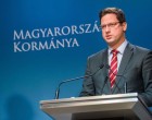 1 perce jelentette be Gulyás Gergely a MAI KORMÁNYINFÓN!!!! Minden nyugdíjas kap rezsiutalványt idén AJÁNDÉKBA! Mindenki megkapja szeptember 30-ig! Ekkora összeg érkezik hamarosan :