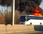 Kigyulladt egy volánbusz az M3-ason..a tűzoltók küzdenek lángokkal -4 km-es torlódás alakult ki