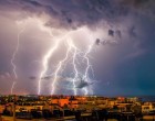 11 megyére adtak ki riasztást !Égszakadás jön !2 cm-es jégdarabokra hívja fel a figyelmet a meteorológiai szolgálat, amihez 70 km/órás szél társul !