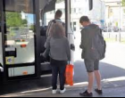 A 3 éves kislány megszólalt a buszon: “Te vagy a világ legszebb anyucikája” – A következő mondatán felröhögött az egész busz…