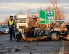 Szemtanúk látták, ahogy a kislány próbált kimászni az égő autóból a tegnapi balesetben.A tűzoltók is zokogtak, amikor meglátták a kisbabát