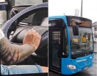 Egy hajléktalan férfi sétált el a busz mellett, mikor a tetovált sofőr kinyitotta az ajtót és kiszólt neki... az egész busz hallgatott a döbbenettől