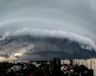 13 megyére adtak ki riasztást !Égszakadás jön !1-2 cm-es jégdarabokra hívja fel a figyelmet a meteorológiai szolgálat, amihez 80 km/órás szél társul !