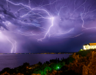 Kitört a pánik! Brutális felvétel! Hatalmas hullámok és felhőszakadás, megdöbbentő ami a Balatonnál történik