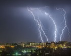 FIGYELEM!PERCEINK VANNAK HÁTRA: BRUTÁLIS FELHŐSZAKADÁS ÉRKEZIK 90 km/h SZÉLVIHARRAL! ,: 19 megyére riasztás jött – Aki itt él, zárjon be mindent, hatalmas vihar érkezik, mutatjuk mikor!