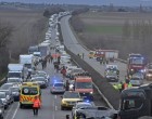 1 PERCE ÉRKEZETT:Hatalmas baleset ! Közel 5 km-es a torlódás, forgalmat megállították, sávzárás.A helyszínelés jelenleg is tart, a torlódás közel 5 kilométeres.