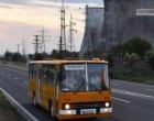 Tegnap történt..... buszsofőr vagyok, és hajnalban megláttam egy gumicsizmás munkaruhás roma férfit sétálni a főút mellett..