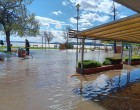 Hatalmas károk a Balatonnál: Megbillent a tó vize, az erős szél áttolta a vizet az északi partra és Fürednél elöntötte a tó a parti éttermeket.