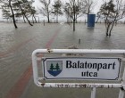 Pokoli a helyzet: Megbillent a Balaton, víz alá került a déli part