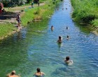 A titkos fürdőhely amit kevesen ismernek. Ahol egyébként tilos a fürdés és ahol gyönyörű, Európában is egyedülálló hazánk hideg vizes élőhelyein nem látható, tündérrózsák pompáznak a vízében. trópusi folyókra emlékeztető élővilággal. 😮 👇𝐂𝐢𝐤𝐤 𝐚 𝐡𝐨𝐳𝐳𝐚́𝐬𝐳𝐨́𝐥𝐚́𝐬𝐨𝐤𝐧𝐚́𝐥!