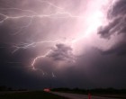 Pokoli a helyzet !!Heves 110 km/h szélviharral 2cm jégesővel zivatarrendszer hasít végig éjjel, dübörögni fog….