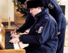 Letarolták az internetet a Keletiben zongorázó Magyar rendőrök – Már több százezren látták a videót! 👇