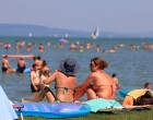 Üvöltve zavarták ki az üzletből a vízért könyörgő édesanyát s Balatonnál, a 40 fokos hőségben sem szánta meg a boltos őt és a gyermekeit