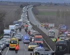 Óriási baleset az autópályán! Mentőhelikopter a helyszínen !Közel 10 km-es a torlódás.....,1 óra az átjutási idő.