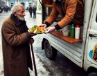 Nos… nekem nincs pénzem– mondta az idős férfi, miközben a tányér ételre nézett