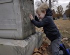 A kisfiú ikertestvére sírjához ment, és este 11-kor sem tért haza – Megrázó történet a gyász és a szeretet erejéről „Anya, apa! Kérlek, hagyjátok abba!” – kiáltotta Marci, miközben berohant szülei hálószobájába. A kisfiú nem bírta tovább hallgatni Eszter és Péter folyamatos vitáit. Marci szíve összetört. Borzasztóan hiányzott neki Tamás, az ikertestvére, akit nemrég veszített el egy tragikus balesetben. Annyira fájt neki a veszteség, hogy azt kívánta, bárcsak ő is vele ment volna. Úgy érezte, hogy szülei már nem törődnek vele, a fiukkal, aki még életben maradt. „Utállak titeket…” – suttogta könnyeivel küszködve. „Nem akarok veletek élni! Elmegyek Tamáshoz, mert csak ő szeretett igazán!” Miközben Eszter és Péter tovább vitatkoztak, észre sem vették, hogy Marci kiszaladt az ajtón, kezében a kertből szedett dáliákkal, és a közeli temetőbe indult, testvére sírjához. A kisfiú ujjait Tamás sírkövére helyezte, és zokogva könyörgött: „Tamás, kérlek, kérd meg az angyalokat, hogy hozzanak vissza! Anya és apa állandóan veszekszik, és már nem szeretnek engem. Kérlek, gyere vissza!” Hirtelen furcsa zajt hallott maga mögött. Mintha valaki lépteit érezte volna a temető sötétjében… Eszter szíve zakatolt. Már este 11 óra volt, amikor benézett Marci szobájába, de a kisfiú nem volt ott. Péterrel együtt azonnal Tamás sírjához siettek. A temető azonban kihaltnak tűnt, és sehol sem látták Marcit. „Marci!” – kiáltotta Eszter kétségbeesetten. „Marci, itt vagy?” Ekkor Péter megérintette feleségét. „Nézd!” – mondta döbbenten, miközben egy távoli fényre és különös hangokra mutatott a temető mélyén. A teljes történet megrázó fordulatokat tartogat, amit az olvasók a kommentekben találhatnak meg..